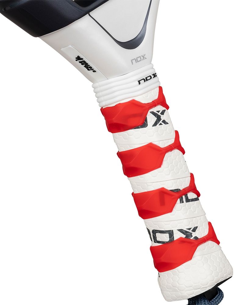 Handvat Nox AT10 12K Alum Xtrem Lite 2026 – Agustín Tapia Edition. Licht padelracket met 12K Carbon Alum Xtrem en HR3 White EVA-kern voor maximale wendbaarheid en controle.