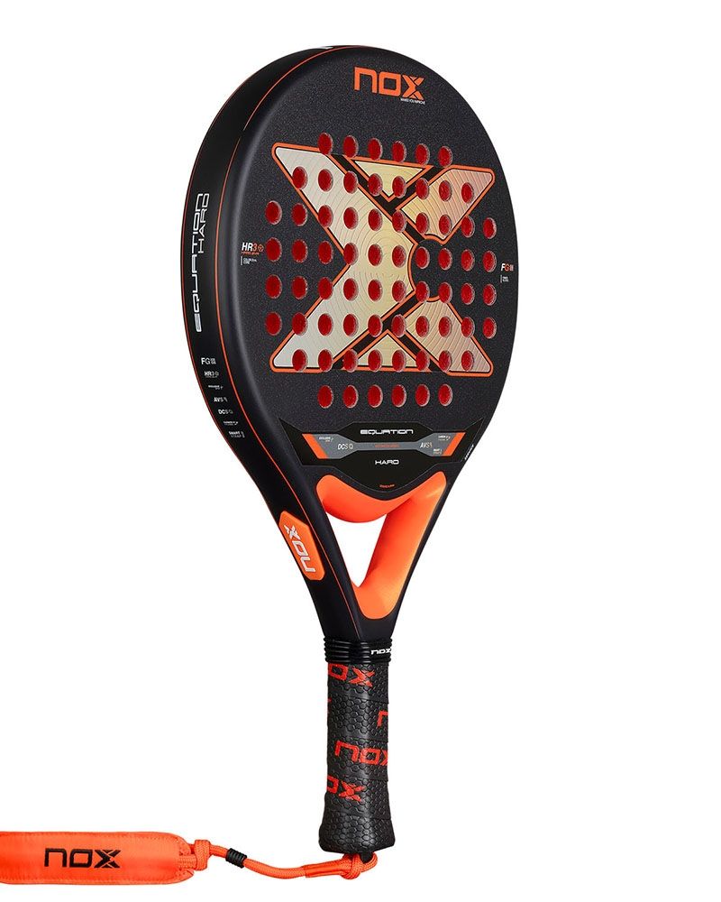 Schuin vooraanzicht NOX Equation Hard Advanced 2026, zwart padelracket met oranje details