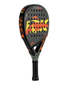Schuin vooraanzicht Lok Carbon Hype Gen 2 padel racket met oranje/geel logo van Lok.