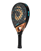 Schuin vooraanzicht Lok Maxx Flow Gen 2 | Zwart Rond padelracket met 18K Carbon