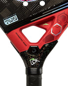 Detail Lok Maxx Hype Gen 2 - Zwart Diamantvormig padelracket met 18K Carbon en rood Lok logo.
