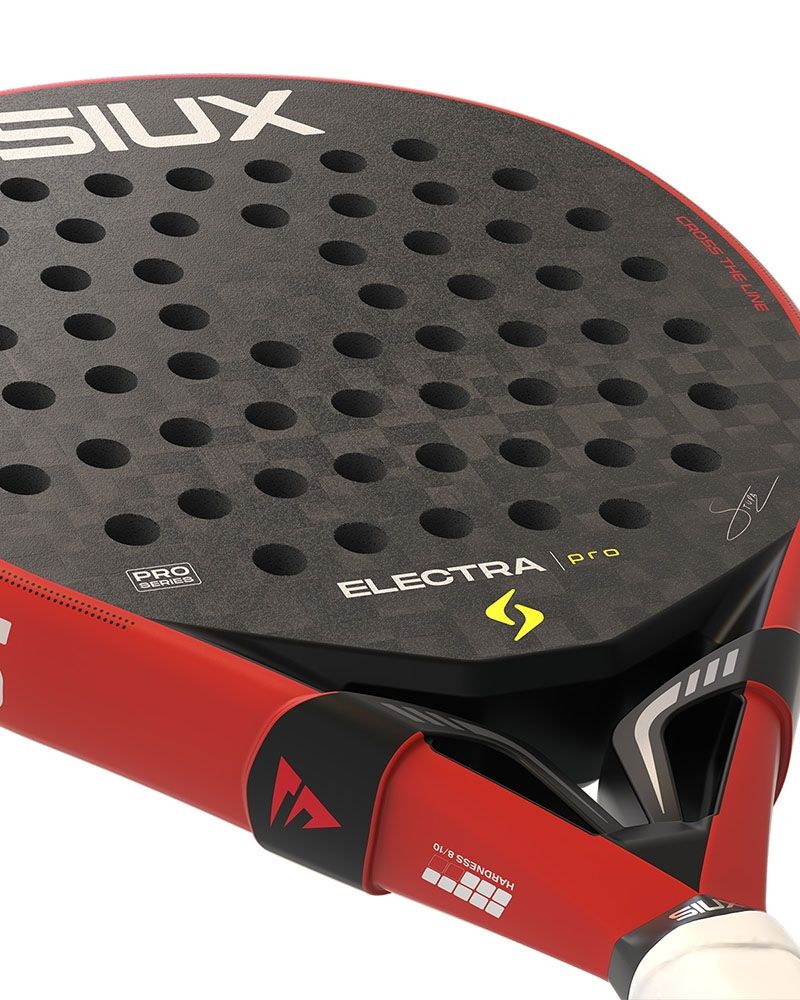 Slagoppervlak detail Siux Electra Pro 2026 Fire Red: druppelvormig zwart racket met een rode rand.