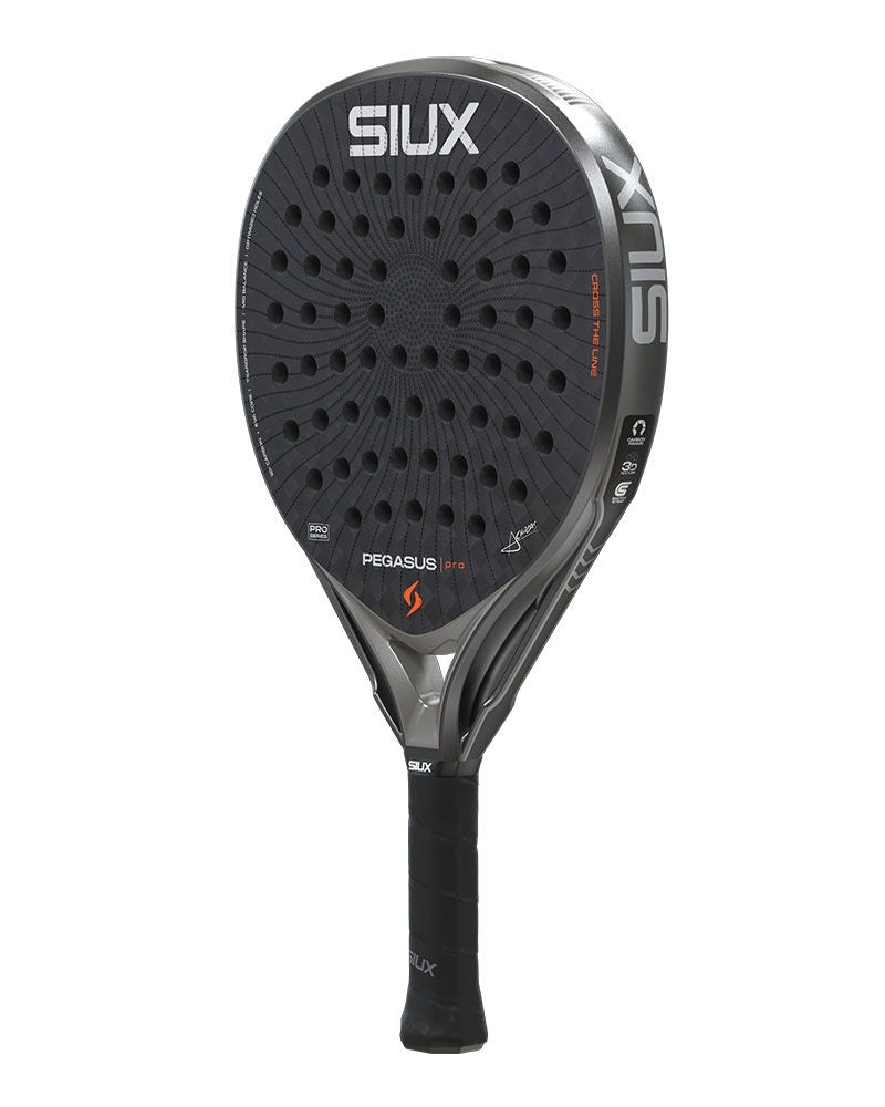 Schuin vooraanzicht Siux Pegasus Pro 2026 Storm Grey | Professioneel padelracket met 12K Carbon