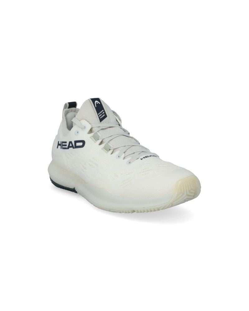 Schuin rechts vooraanzicht witte padel schoenen met donker blauw tekst HEAD