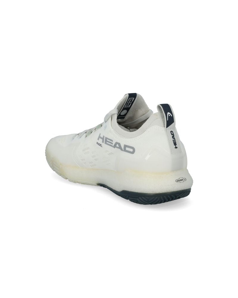Schuin achteraanzicht witte padel schoenen met donker blauw tekst HEAD