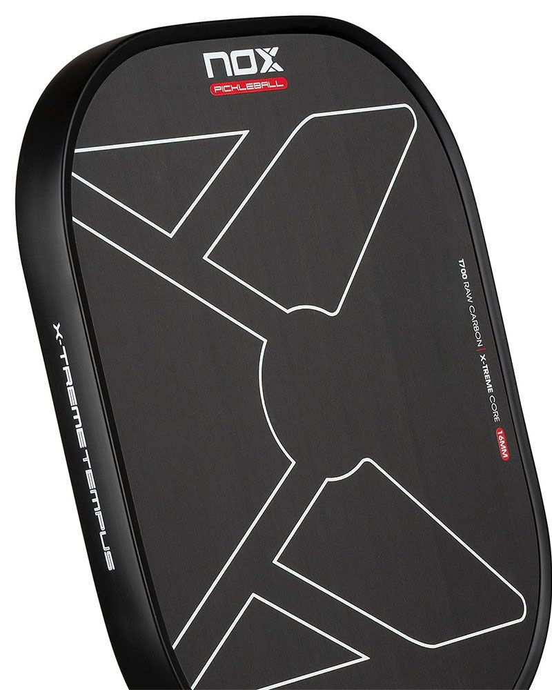 Detail slagoppervlak Nox X-Foam Tempus 16 mm pickleball paddle zwart met wit Nox logo.