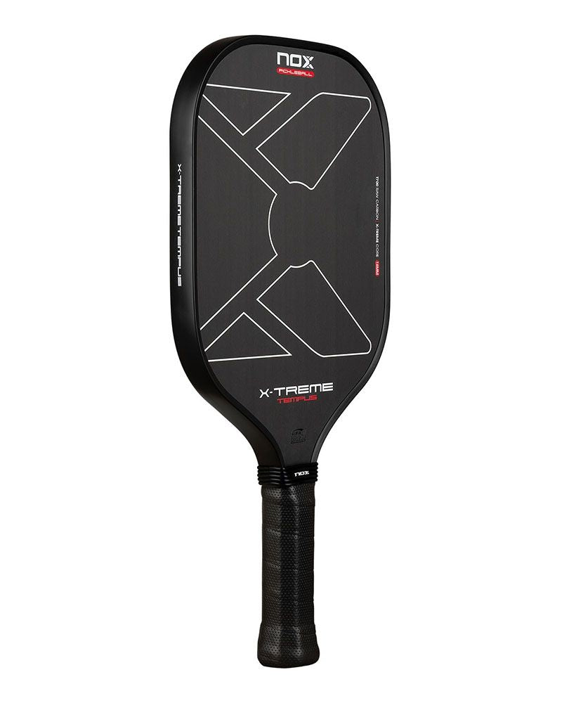 Schuin vooraanzicht Nox X-Foam Tempus 16 mm pickleball paddle zwart met wit Nox logo.