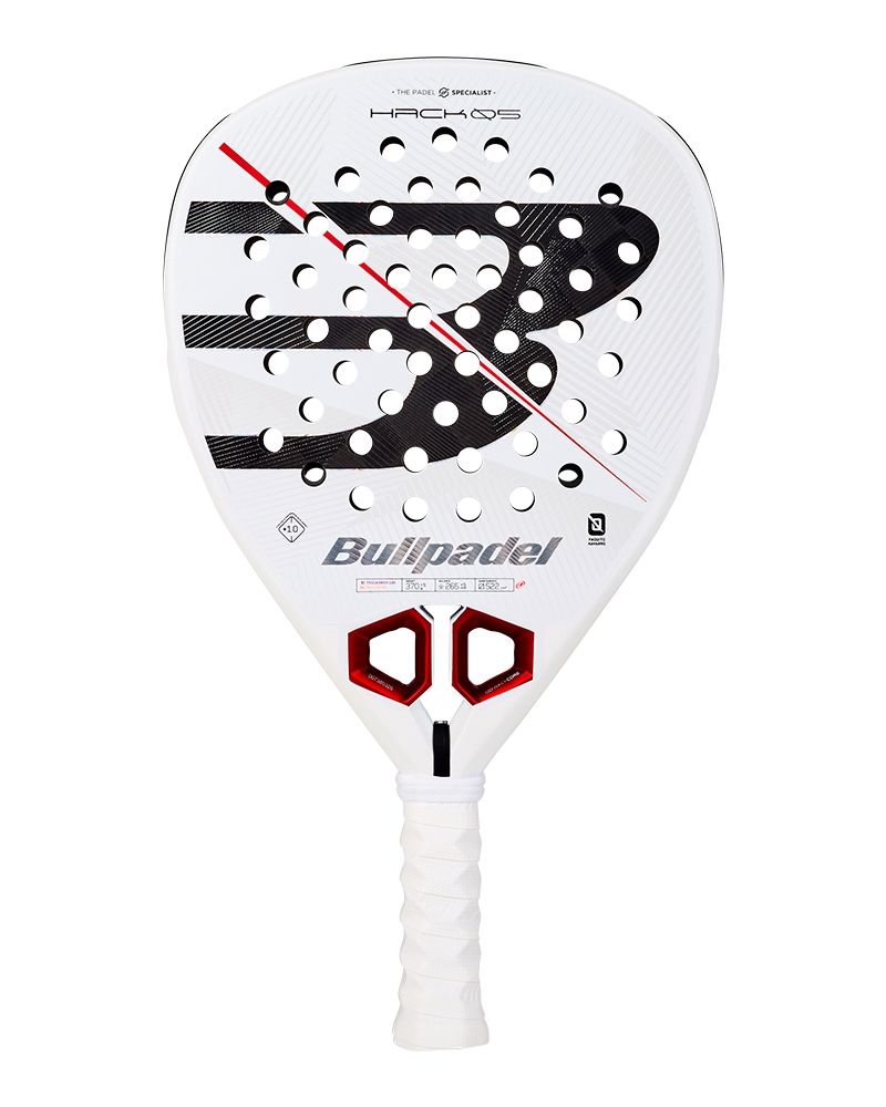 Vooraanzicht Bullpadel Hack 05 2027 wit padel racket met zwart Bullpadel logo en een rode streep schuin over het slagoppervlak.