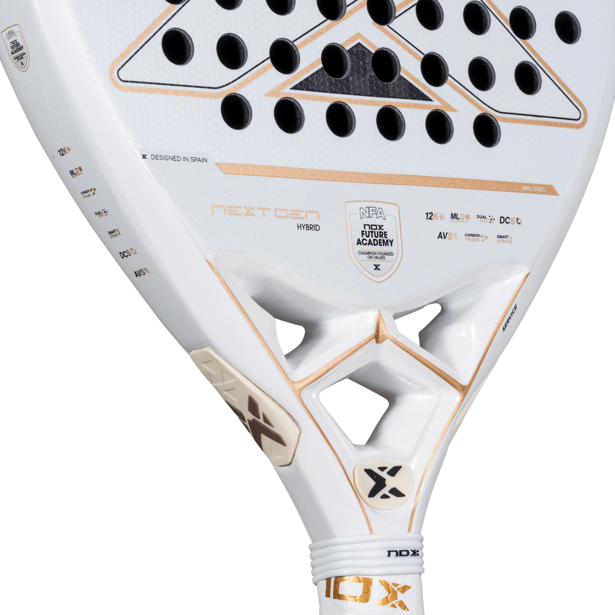 Detail kader witte Nox padel racket met gouden accenten in het logo.