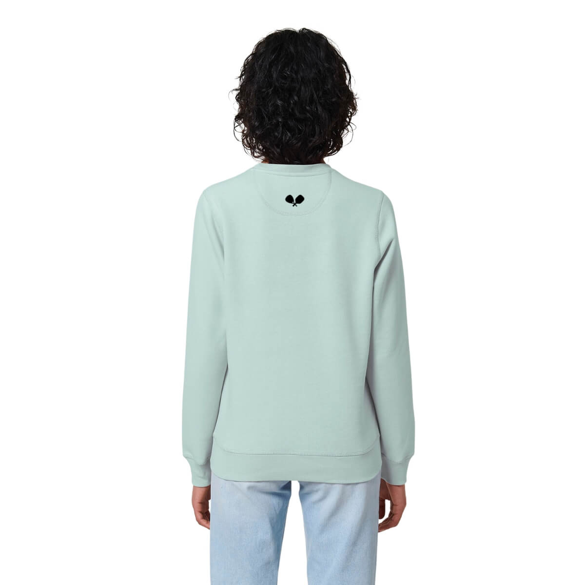 Vrouw met carribean blue sweater met zwart logo pace centraal achteraan
