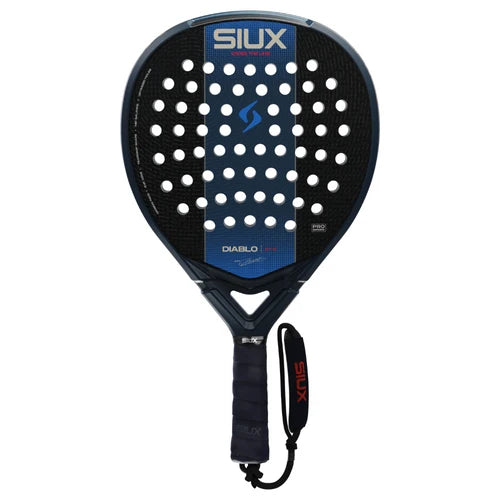 Vooraanzicht zwarte padel racket met donker blauwe streep over het midden en witte druk Siux bovenaan.