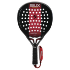 Vooraanzicht zwarte padel racket met een rode verticale streep door het midden. Bovenaan staat het merk Siux in witte letters.