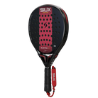 Schuin vooraanzicht zwarte padel racket met een rode verticale streep door het midden. Bovenaan staat het merk Siux in witte letters.