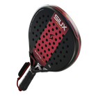 Vooraanzicht zwarte padel racket met een rode verticale streep door het midden. Bovenaan staat het merk Siux in witte letters.