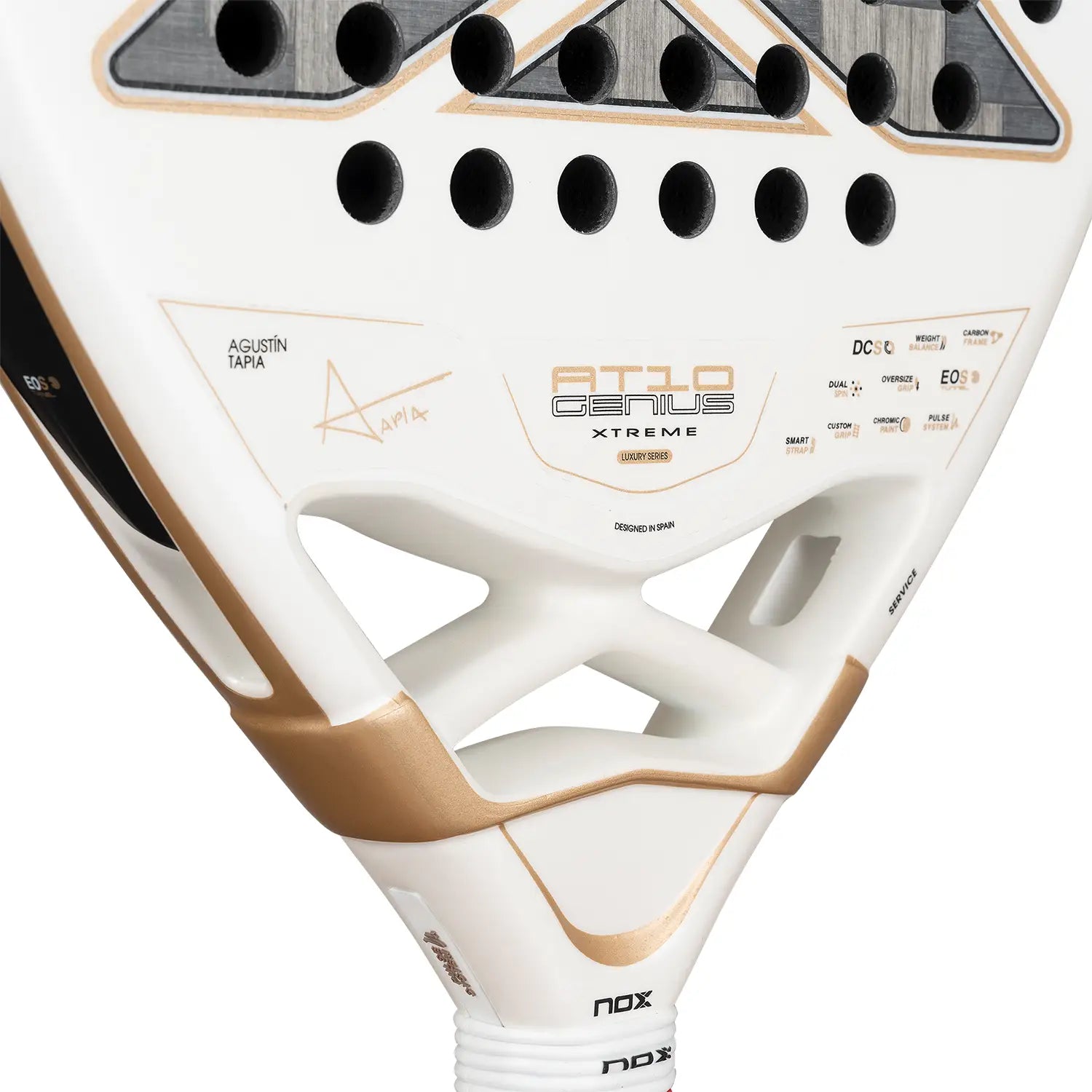 Detail Nox AT10 12K Alum Xtrem 2026 padelracket – Agustín Tapia Edition met 12K Alum Xtrem Carbon, HR3 Black EVA-kern en Dual Spin-afwerking.