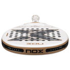 Bovenaanzicht Nox AT10 12K Alum Xtrem 2026 padelracket – Agustín Tapia Edition met 12K Alum Xtrem Carbon, HR3 Black EVA-kern en Dual Spin-afwerking.