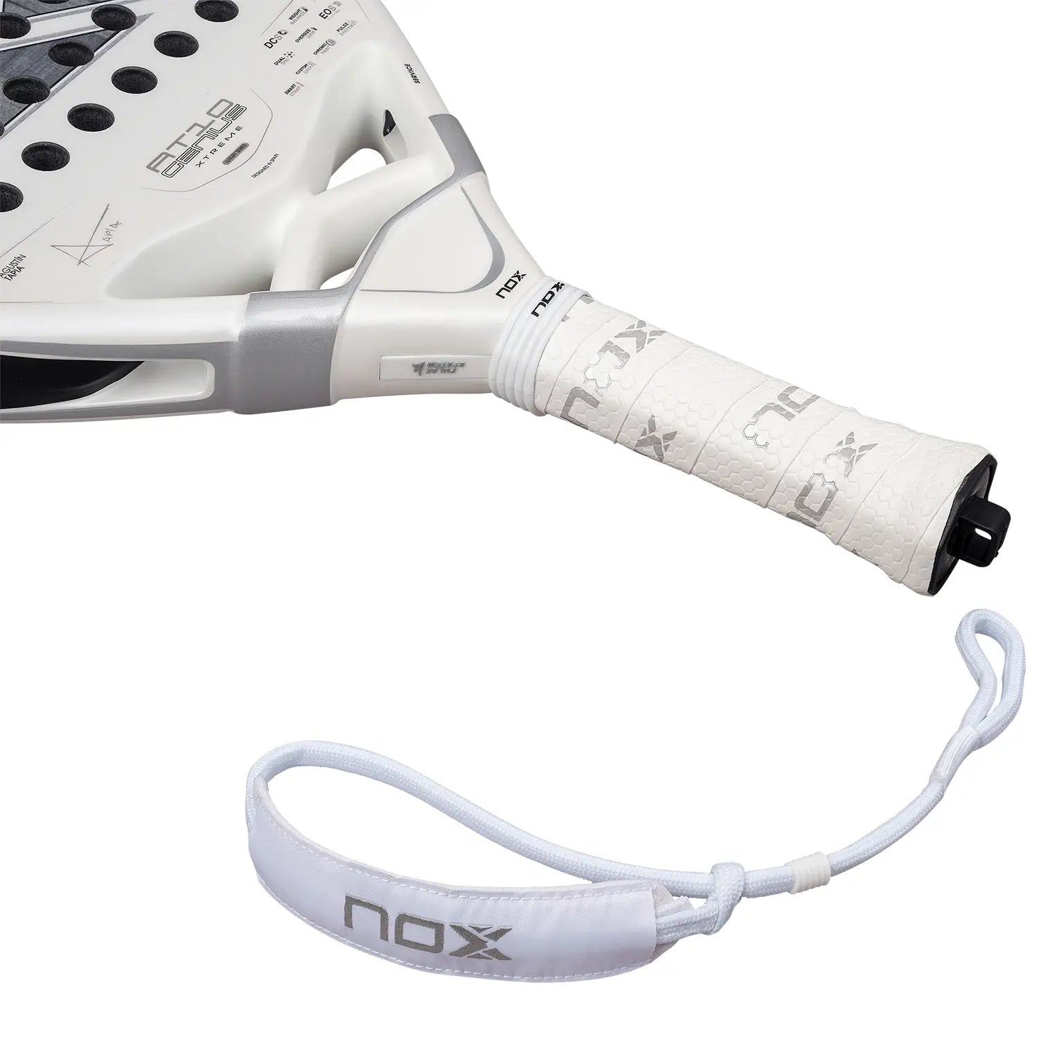 Handvat Nox AT10 12K Alum Xtrem Attack 2026 – Agustín Tapia Edition. Diamantvormig padelracket met 12K Alum Xtrem Carbon, HR3 Black EVA-kern en Dual Spin-oppervlak.
