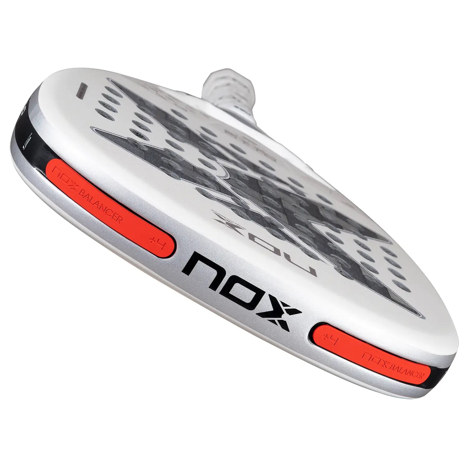 Gewichtsysteem bovenaan Nox AT10 12K Alum Xtrem Attack 2026 – Agustín Tapia Edition. Diamantvormig padelracket met 12K Alum Xtrem Carbon, HR3 Black EVA-kern en Dual Spin-oppervlak.