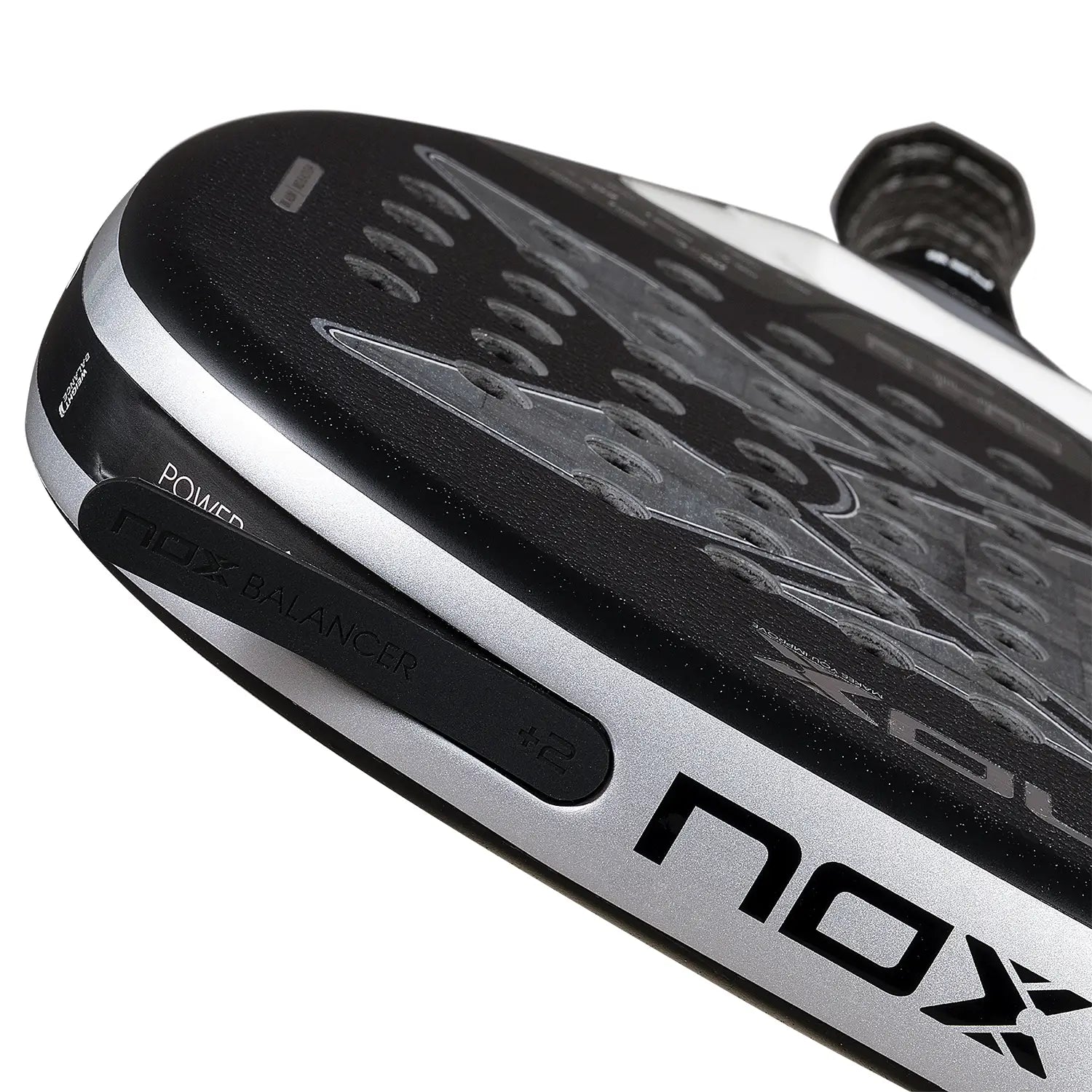 Detail gewichtssysteem Nox AT10 Genius Attack 18K Alum 2026 – Agustín Tapia Edition. Diamantvormig padelracket met 18K Aluminized Carbon, MLD Black EVA-kern en Dual Spin-oppervlak.