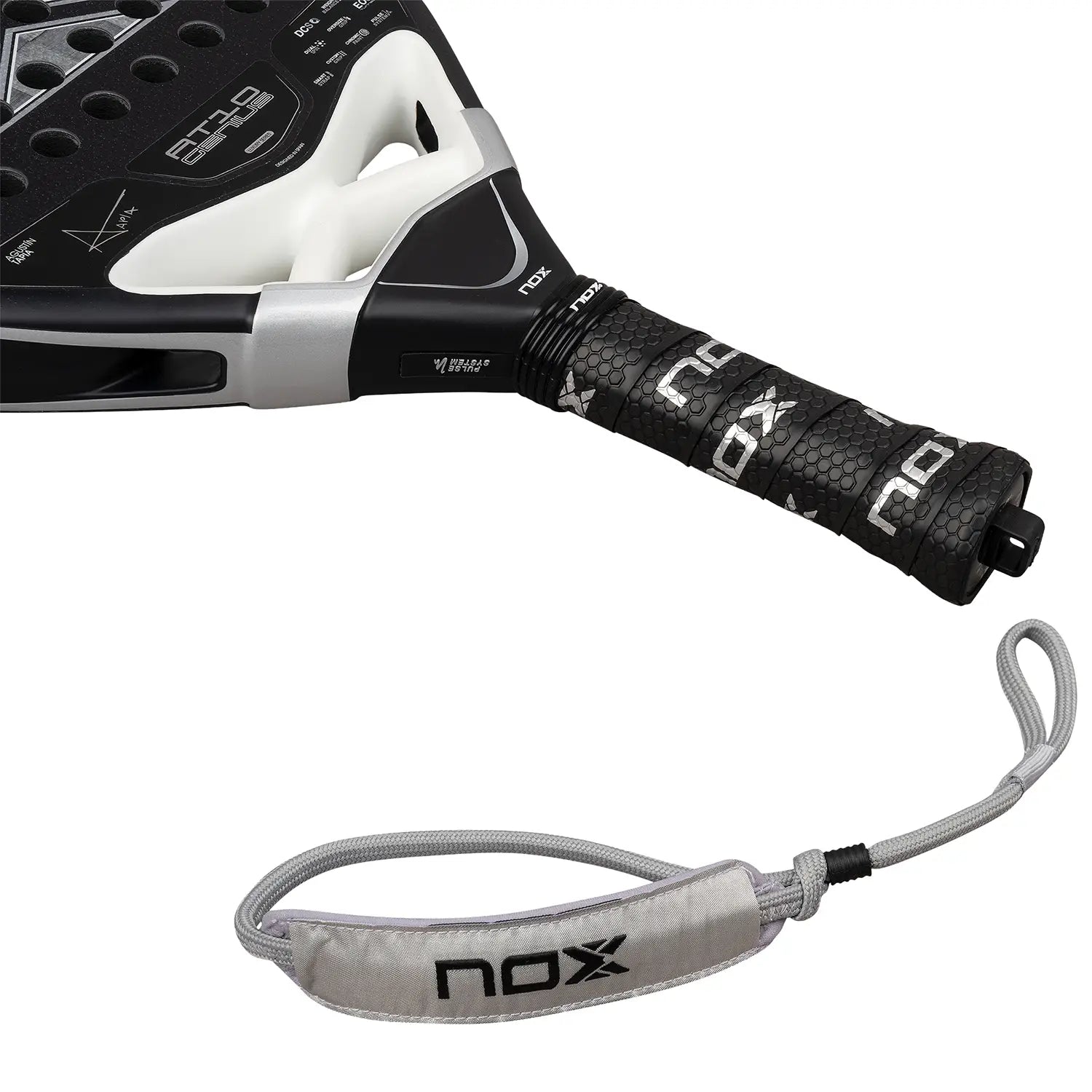 Handvat Nox AT10 Genius Attack 18K Alum 2026 – Agustín Tapia Edition. Diamantvormig padelracket met 18K Aluminized Carbon, MLD Black EVA-kern en Dual Spin-oppervlak.