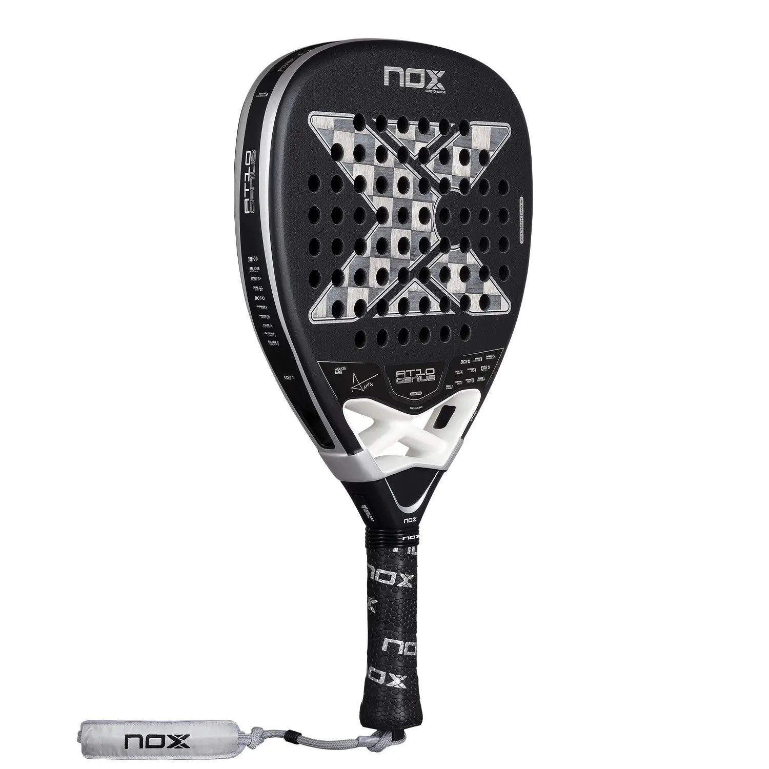 Schuin vooraanzicht Nox AT10 Genius Attack 18K Alum 2026 – Agustín Tapia Edition. Diamantvormig padelracket met 18K Aluminized Carbon, MLD Black EVA-kern en Dual Spin-oppervlak.