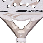 Detail kader witte padel racket Adidas Metalbone ZZ Carbon 2026 met goudkleurig Adidas logo