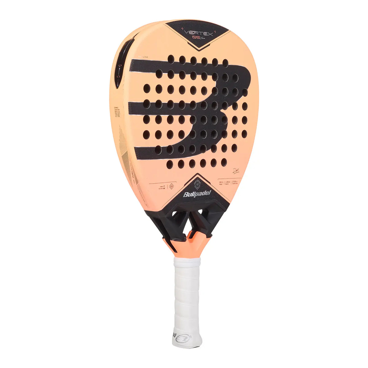 Schuin vooraanzicht licht organje padel racket Bullpadel Vertex 05 2027 Woman met zwart Bullpadel logo op het slagoppervlak.