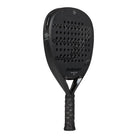 Schuin vooraanzicht Bullpadel Icon 2027 zwart padel racket met iets donkerder zwart Bullpadle logo op het slagoppervlak.