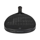 Bovenaanzicht Bullpadel Icon 2027 zwart padel racket met iets donkerder zwart Bullpadle logo op het slagoppervlak.