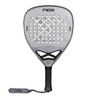 Vooraanzicht Nox Attack 18k 2027 grijs padel racket met lichter grijs X logo op het slagoppervlak.