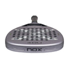 Bovenaanzicht Nox Attack 18k 2027 grijs padel racket met lichter grijs X logo op het slagoppervlak.