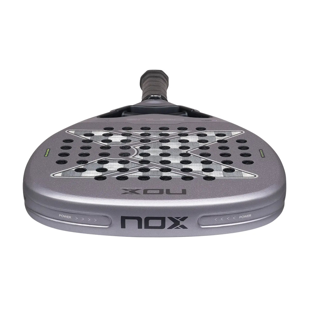 Bovenaanzicht Nox Attack 18k 2027 grijs padel racket met lichter grijs X logo op het slagoppervlak.