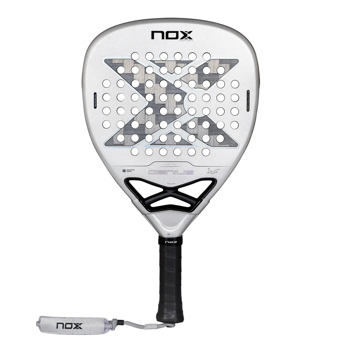 Vooraanzicht Nox Attack 12k 2027 licht grijs padel racket met donkerder grijze x op het slagoppervlak.
