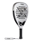 Schuin vooraanzicht Nox Attack 12k 2027 licht grijs padel racket met donkerder grijze x op het slagoppervlak.