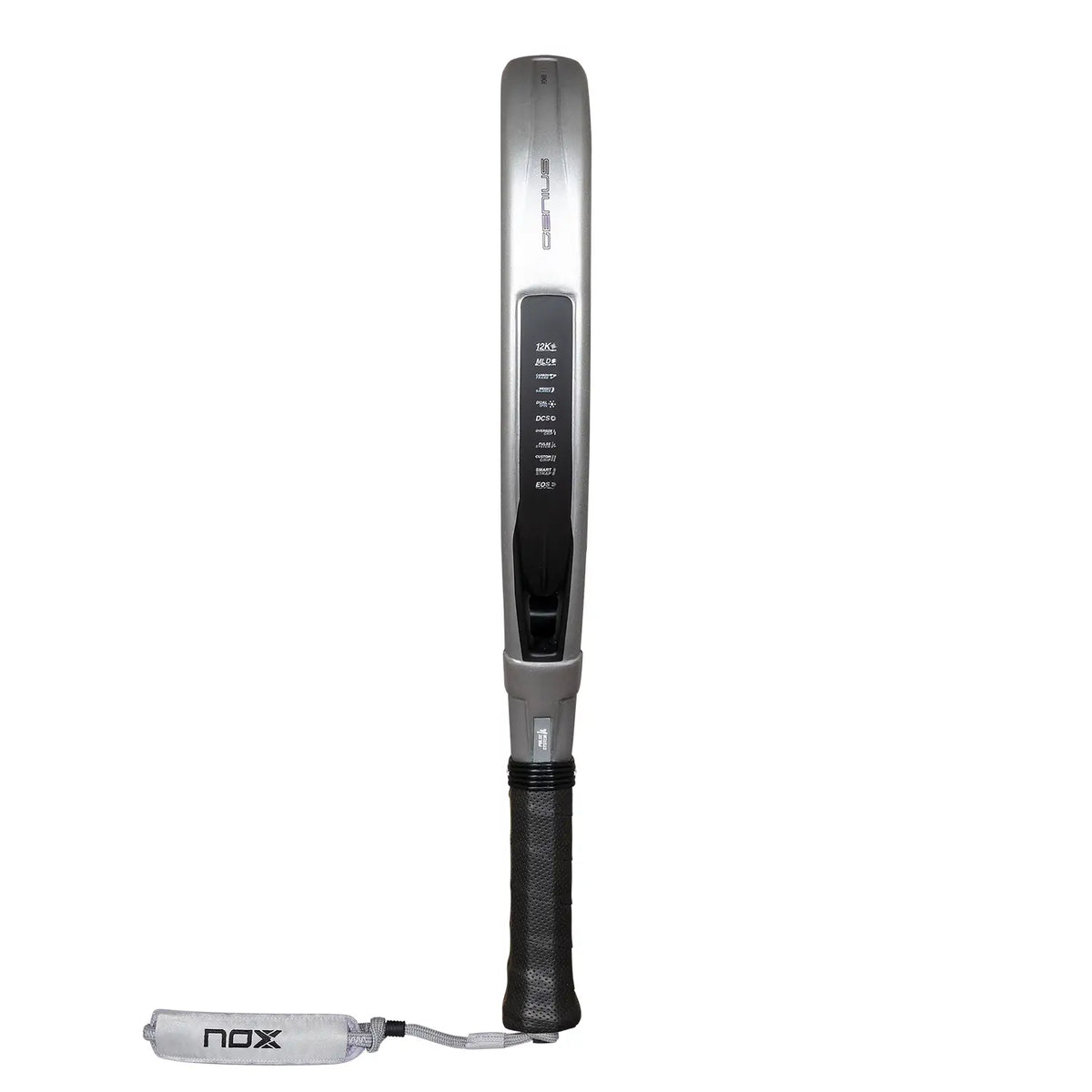 Zijaanzicht Nox Attack 12k 2027 licht grijs padel racket met donkerder grijze x op het slagoppervlak.