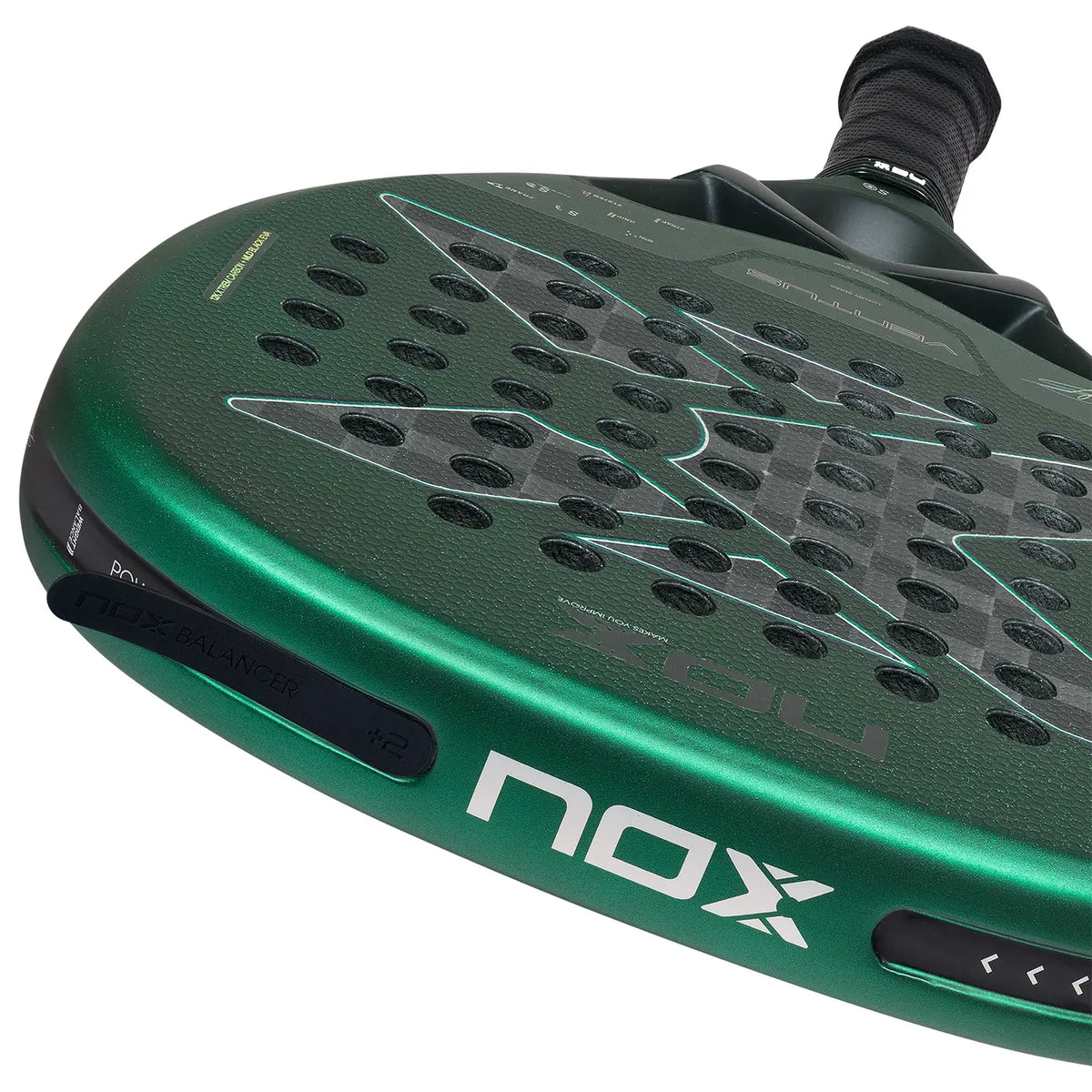 Bovenaanzicht afneembare gewichtjes Nox Ventus Attack 12k 2027 felgroene padel racket met zwarte x op het slagoppervalk en zwart handvat.
