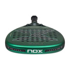 Bovenaanzicht Nox Ventus Attack 12k 2027 felgroene padel racket met zwarte x op het slagoppervalk en zwart handvat.