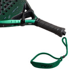 Handvat Nox Ventus Attack 12k 2027 felgroene padel racket met zwarte x op het slagoppervalk en zwart handvat.