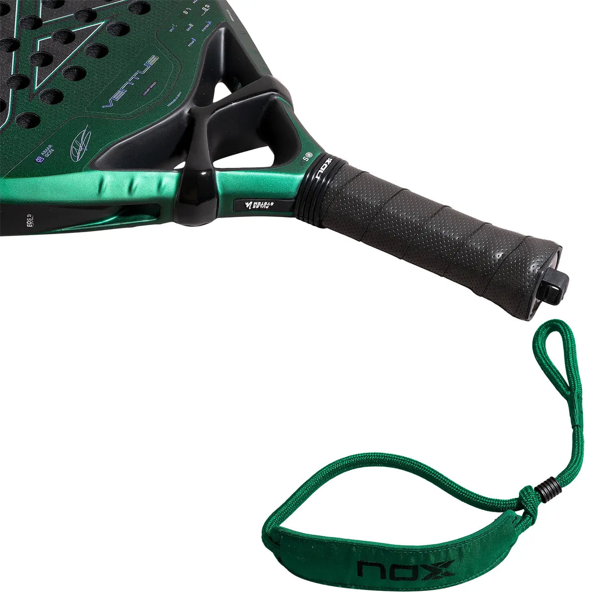 Handvat Nox Ventus Attack 12k 2027 felgroene padel racket met zwarte x op het slagoppervalk en zwart handvat.
