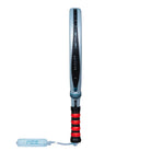 Zijaanzicht Nox Ventus Control 12k 2027 lichtblauwe padel racket met zwarte X op het slagoppervlak en zwart handvat.