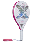 Schuin vooraanzicht wit padel racket Nox Pro Cup Silver 2027 met roze details