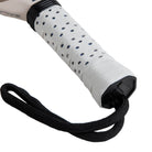 Adidas Cross It Light 3.4 witte padel racket met donkerblauw adidas logo close-up van het handvat