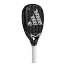 Schuin vooraanzicht van de Adidas Metalbone 3.4 2025 zwarte padel racket met wit logo van adidas in het midden.