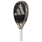 Schuin vooraanzicht van de Adidas Metalbone Ctrl 3.4 2025 zwarte padel racket met gouden logo van adidas in het midden.