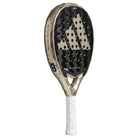 Schuin vooraanzicht van de Adidas Metalbone Ctrl 3.4 2025 zwarte padel racket met gouden logo van adidas in het midden.