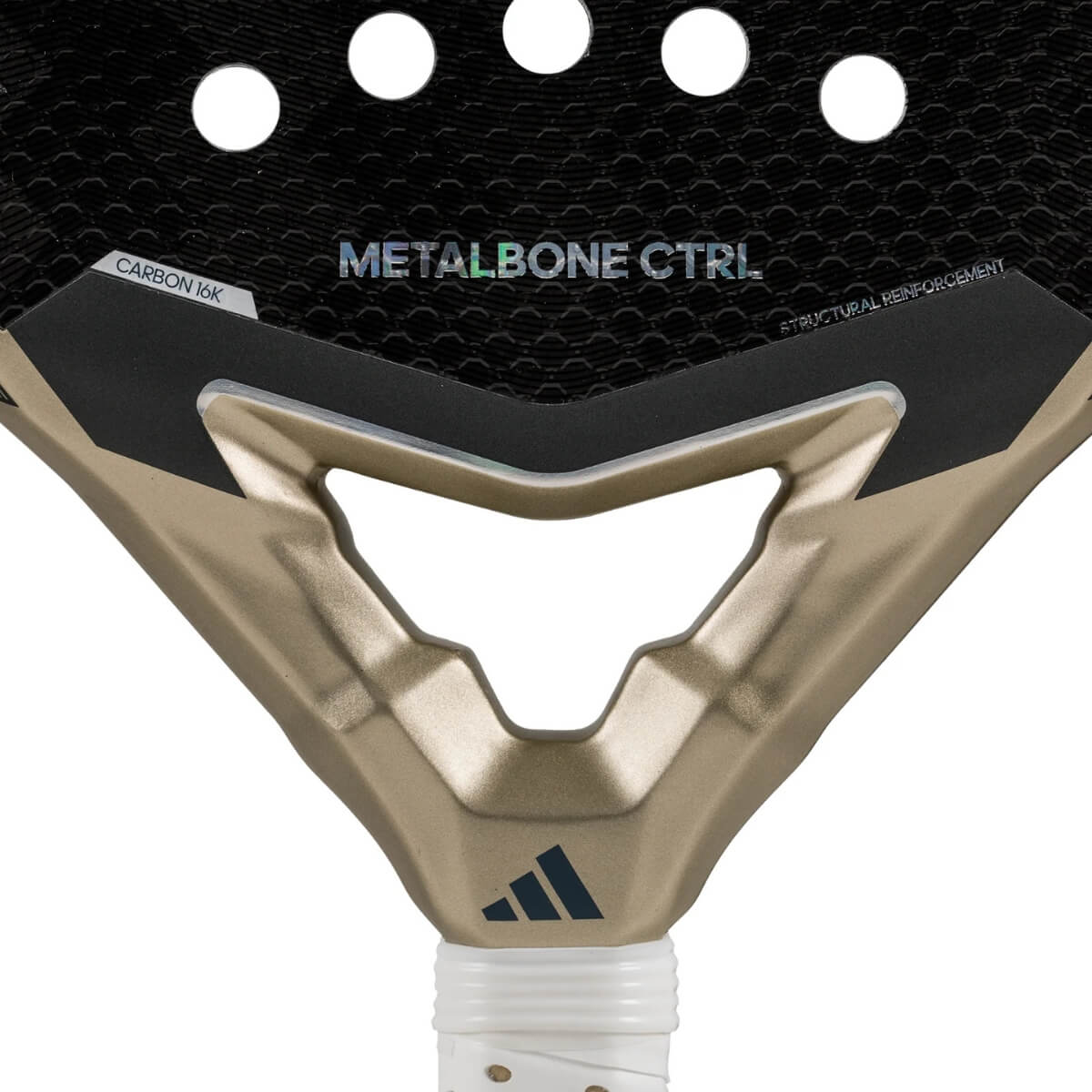 Close up kader van de Adidas Metalbone Ctrl 3.4 2025 zwarte padel racket met gouden logo van adidas in het midden.