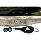 Close up van het gewichtsysteem van de Adidas Metalbone Ctrl 3.4 2025 zwarte padel racket met gouden logo van adidas in het midden.