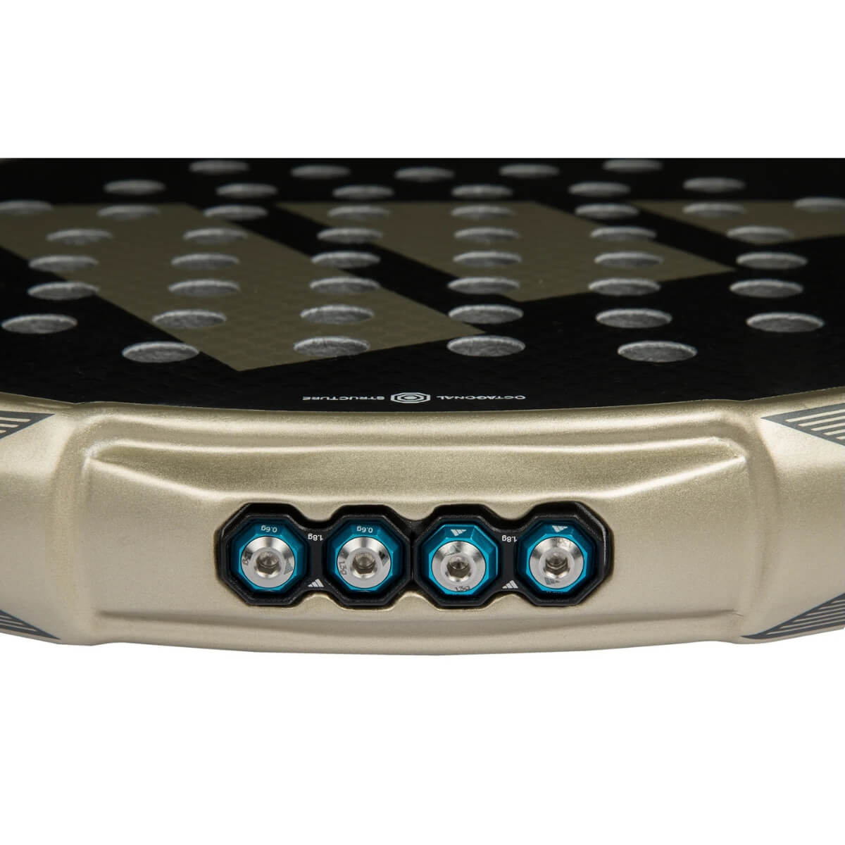 Close up van het gewichtsysteem bovenaan van de Adidas Metalbone Ctrl 3.4 2025 zwarte padel racket met gouden logo van adidas in het midden.
