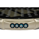 Close up van het gewichtsysteem bovenaan van de Adidas Metalbone Ctrl 3.4 2025 zwarte padel racket met gouden logo van adidas in het midden.