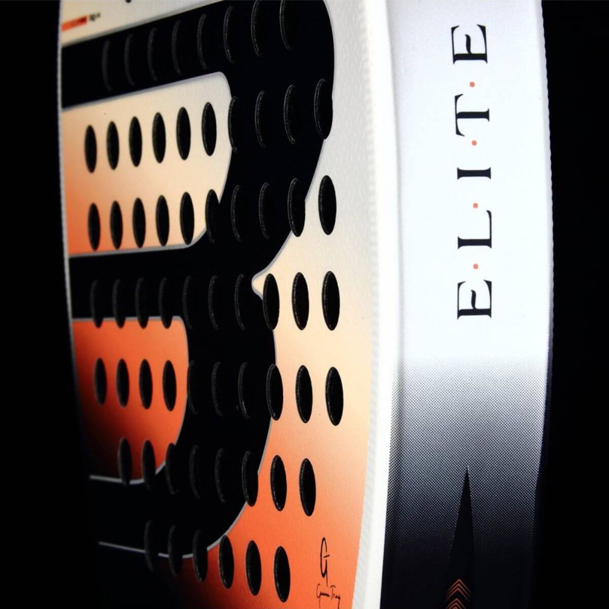 Detail Bullpadel Elite W 26 padelracket – damesracket van Gemma Triay met hybride vorm, chic design en 3D-ruwe afwerking voor kracht en controle.